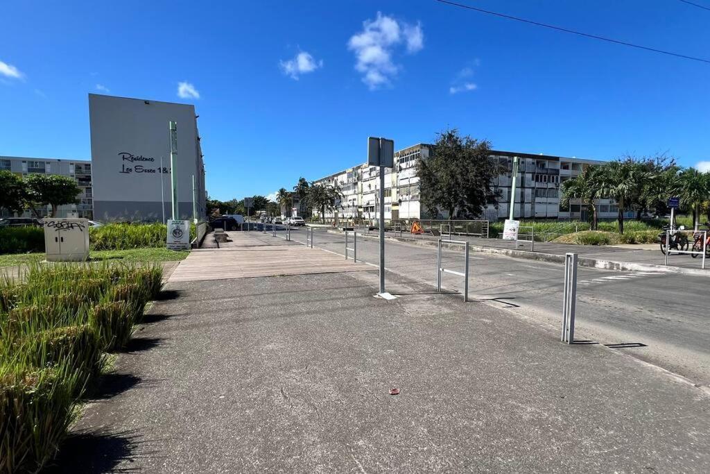 Appartement Proche Aeroport Au Rez-De-Chaussee Les Abymes Exterior photo